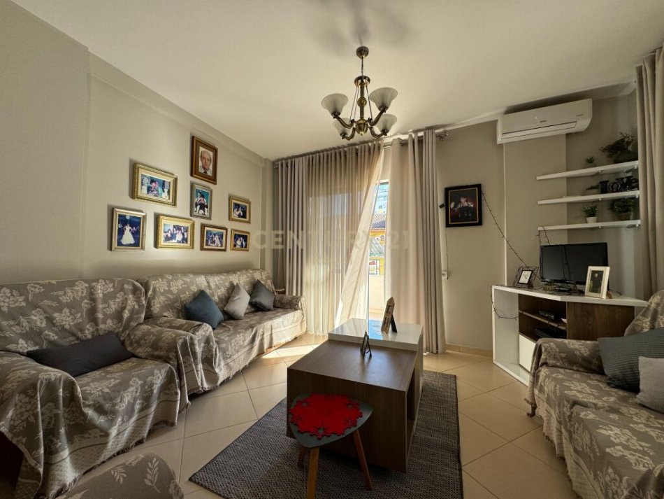 Tirane, jepet me qera ambjent biznesi Kati 3, 315 m² 4.000 € (Tefta Tashko Koco )