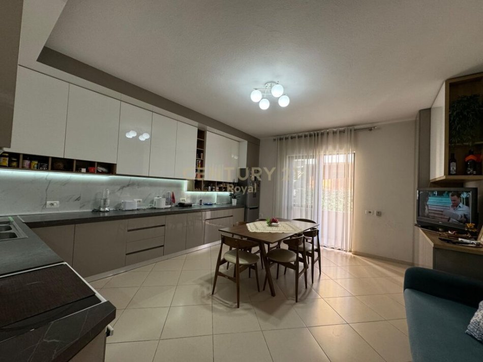 Tirane, jepet me qera ambjent biznesi Kati 3, 315 m² 4.000 € (Tefta Tashko Koco )