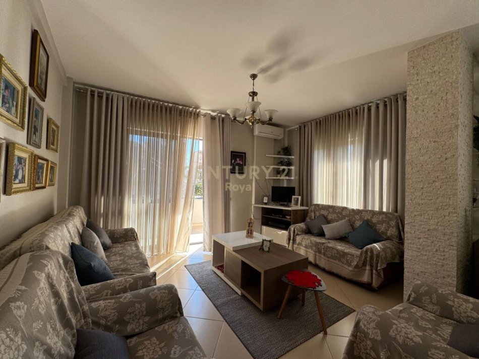 Tirane, jepet me qera ambjent biznesi Kati 3, 315 m² 4.000 € (Tefta Tashko Koco )