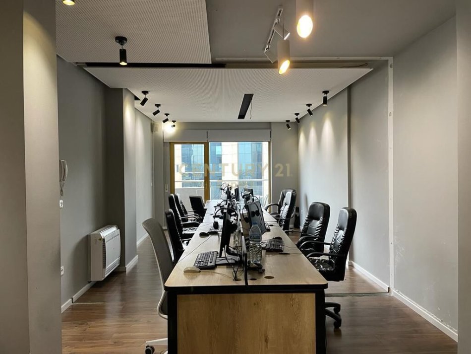 Tirane, jepet me qera zyre Kati 12, 167 m² 3.000 € (ISH BLLOKU)