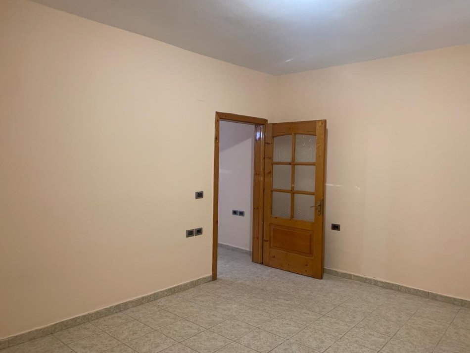 Tirane, jepet me qera zyre Kati 1, 62 m² 500 € (Sabaudin Gabrani , 21 Dhjetori)