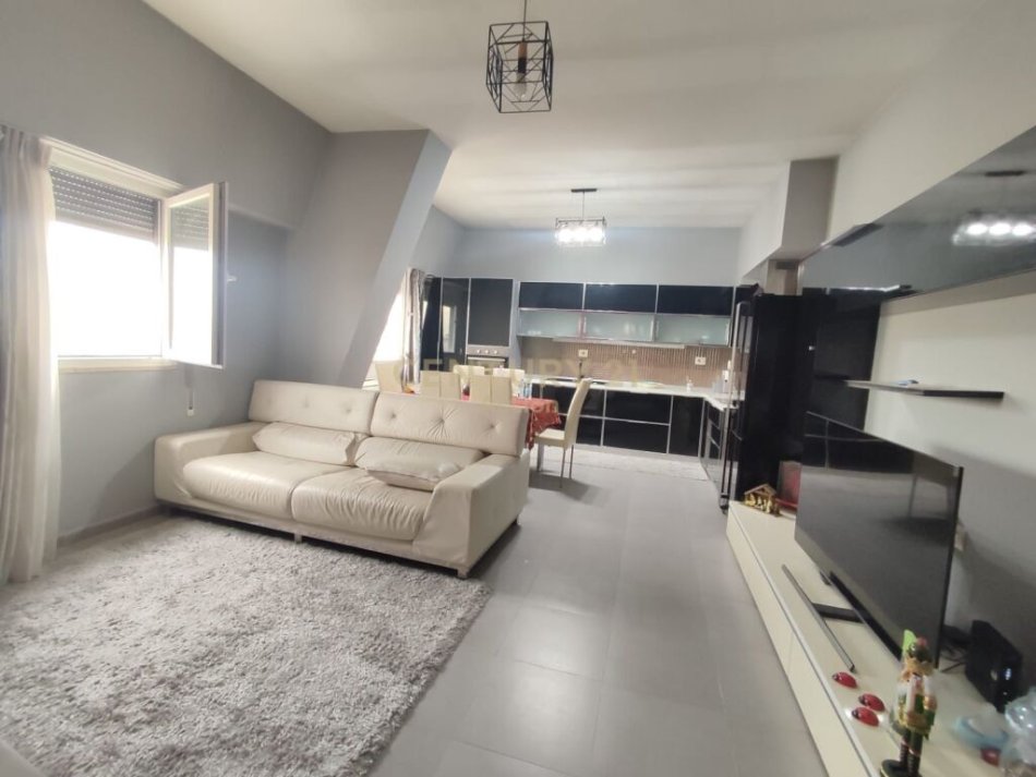 Tirane, shitet apartament 2+1 Kati 8, 95 m² 210.000 € (Selvia)