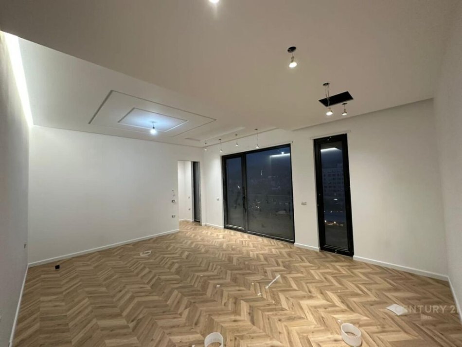 Tirane, jepet me qera ambjent biznesi Kati 10, 160 m² 2.500 € (Rruga e Kavajes)