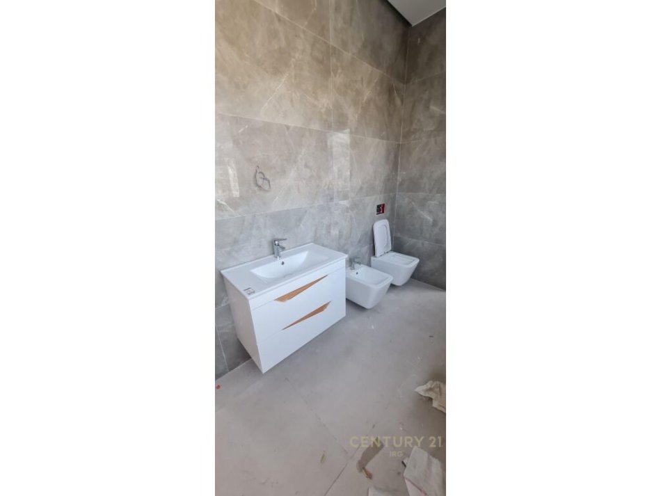Tirane, jepet me qera ambjent biznesi Kati 10, 160 m² 2.500 € (Rruga e Kavajes)