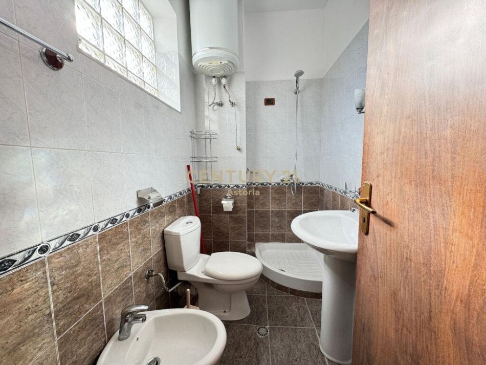 Shqiperi, jepet me qera apartament 2+1( Bosh) Kati 2, 103 m² 450 € (Ali Dem)