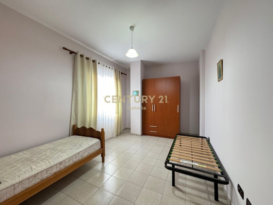 Shqiperi, jepet me qera apartament 2+1( Bosh) Kati 2, 103 m² 450 € (Ali Dem)