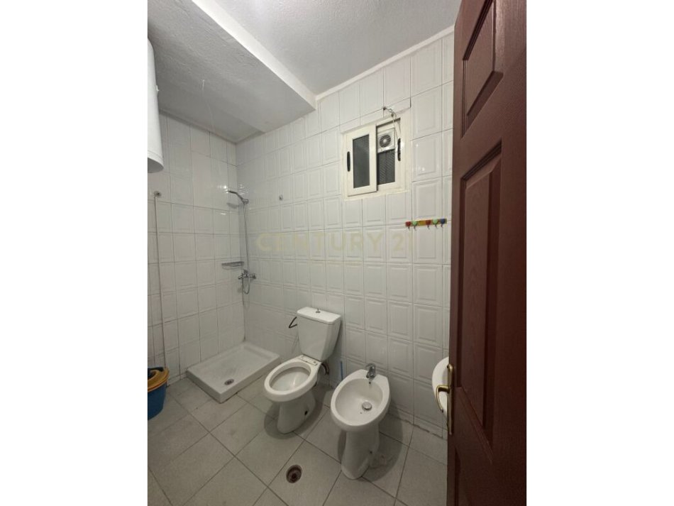 Tirane, shitet apartament 2+1+Ballkon Kati 4, 101 m² 140.000 € (Laprake)