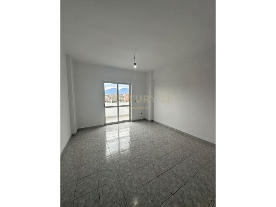 Tirane, shitet apartament 2+1+Ballkon Kati 4, 101 m² 140.000 € (Laprake)