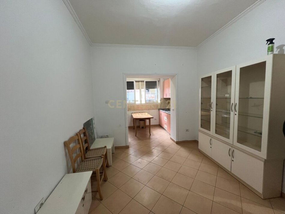 Tirane, jepet me qera ambjent biznesi Kati 1, 99 m² 600 € (Sheshi Willson)