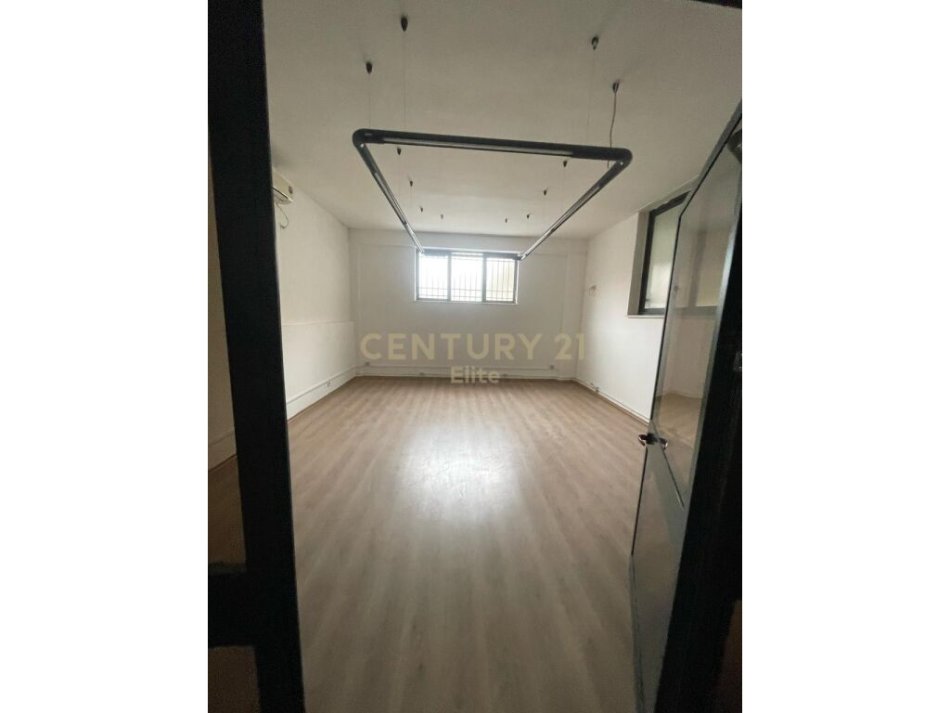 Tirane, jepet me qera magazine Kati 0, 1.027 m² 7.000 € (Ali Demi)