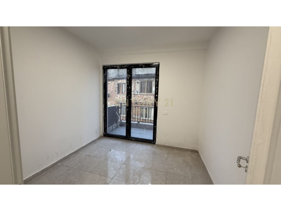 Tirane, jepet me qera ambjent biznesi Kati 3, 89 m² 800 € (Pazari i ri)