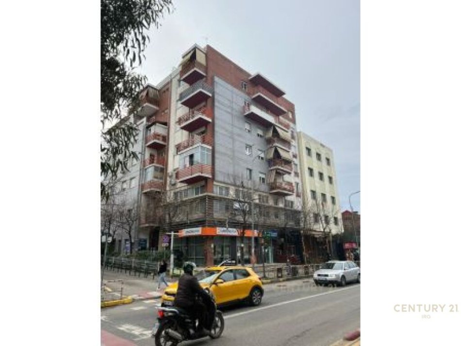 Tirane, jepet me qera ambjent biznesi Kati 1, 400 m² 3.800 € (Medreseja)