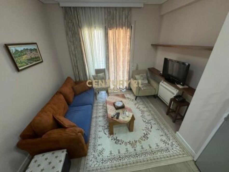 Tirane, jepet me qera apartament 1+1 Kati 2, 56 m² 620 € (Pazari i ri)