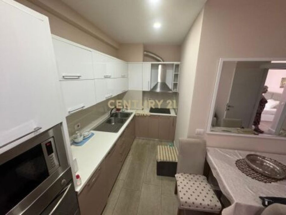 Tirane, jepet me qera apartament 1+1 Kati 2, 56 m² 620 € (Pazari i ri)