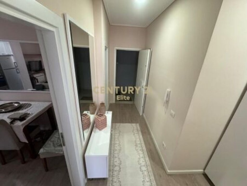 Tirane, jepet me qera apartament 1+1 Kati 2, 56 m² 620 € (Pazari i ri)
