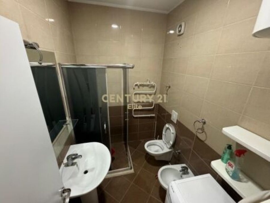 Tirane, jepet me qera apartament 1+1 Kati 2, 56 m² 620 € (Pazari i ri)