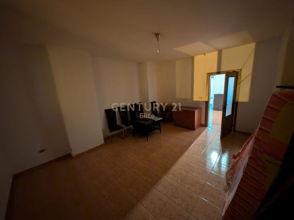 Tirane, shitet apartament 1+1 Kati 3, 90 m² 141.000 € (Rruga e Dibres)