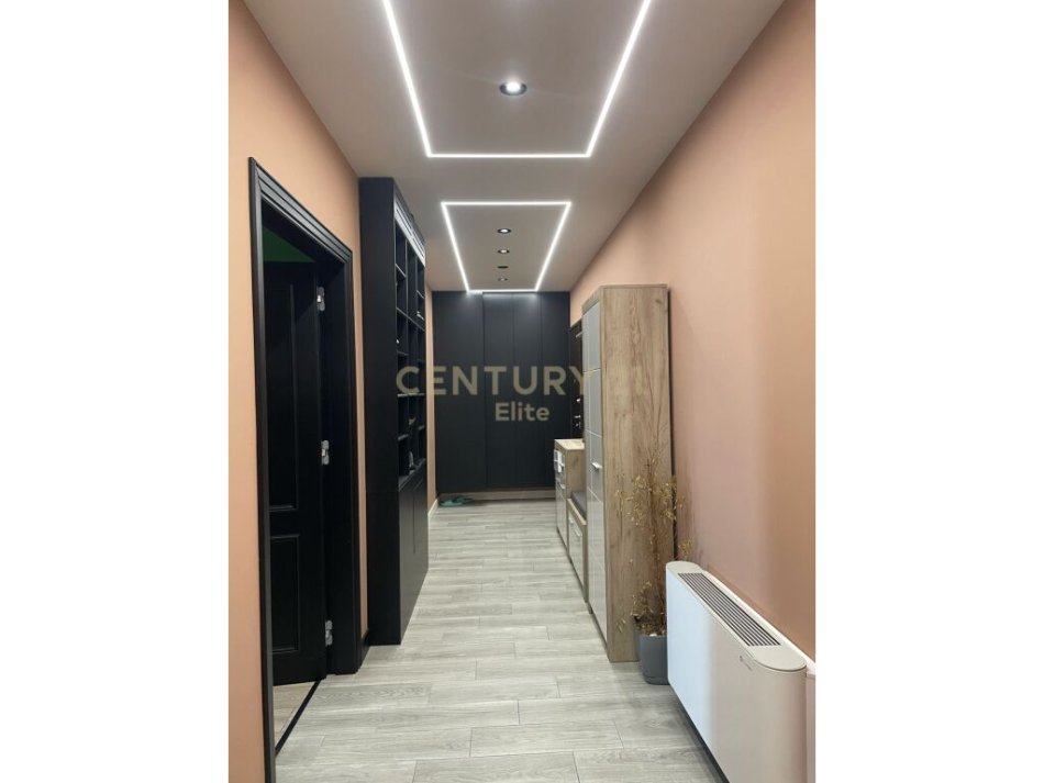 Tirane, jepet me qera ambjent biznesi Kati 9, 190 m² 1.500 € (Xhamllik)