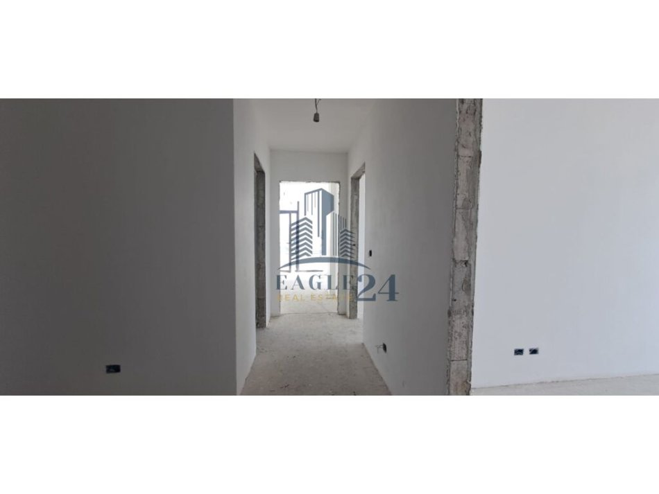 Tirane, shitet apartament 3+1+Ballkon Kati 8, 169 m² (LIQENI I TIRANES)
