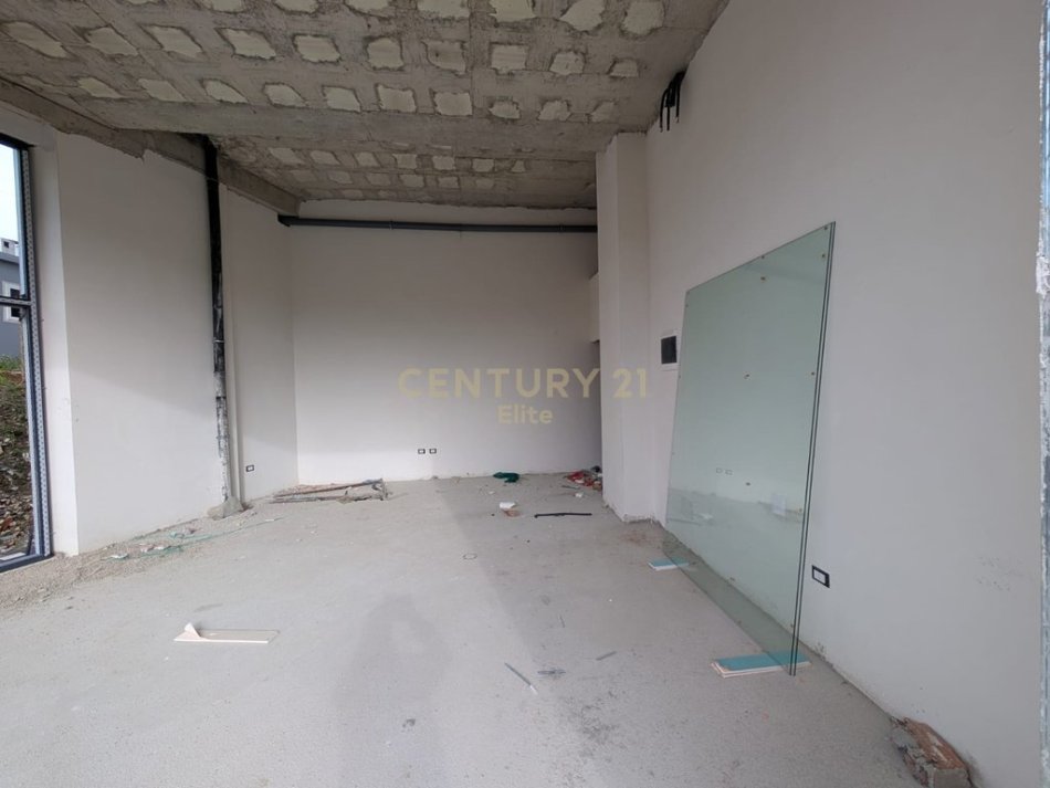 Tirane, shitet dyqan Kati 0, 127 m² 445.000 € (Liqeni i Thate, Kompleksi MET-INVEST)