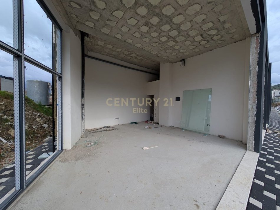 Tirane, shitet dyqan Kati 0, 127 m² 445.000 € (Liqeni i Thate, Kompleksi MET-INVEST)