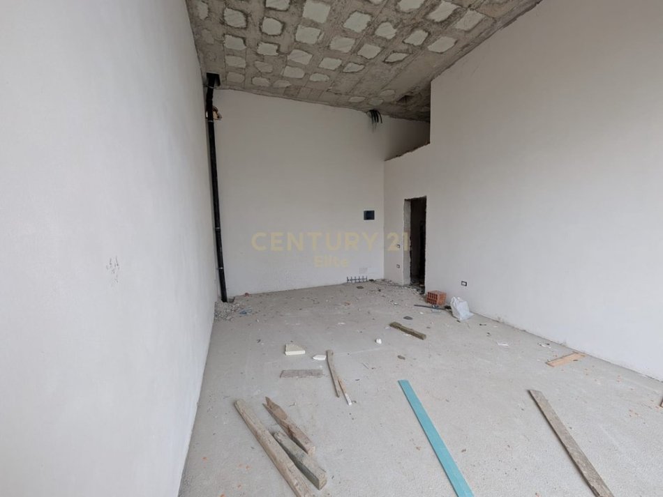 Tirane, shitet dyqan Kati 0, 127 m² 445.000 € (Liqeni i Thate, Kompleksi MET-INVEST)