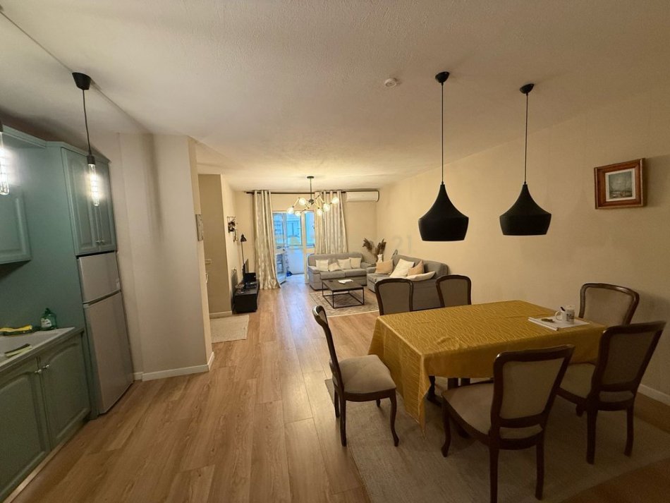 Tirane, jepet me qera apartament 2+1 Kati 4, 108 m² 950 € (Ish-Blloku)