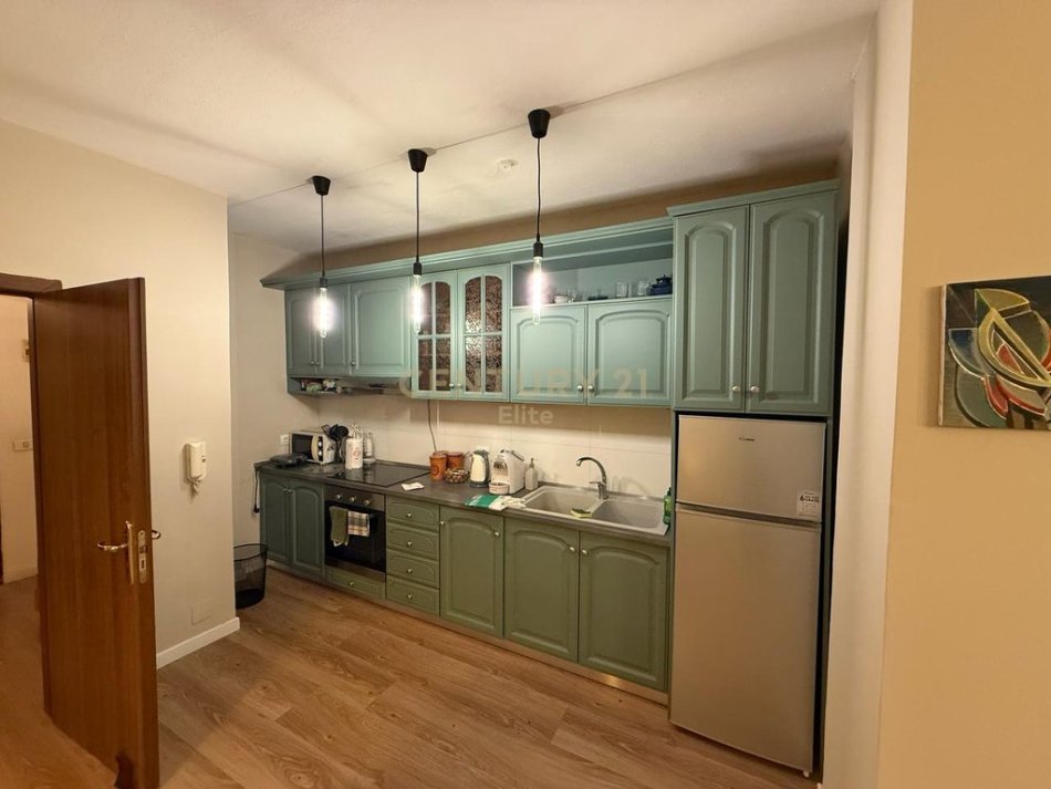 Tirane, jepet me qera apartament 2+1 Kati 4, 108 m² 950 € (Ish-Blloku)