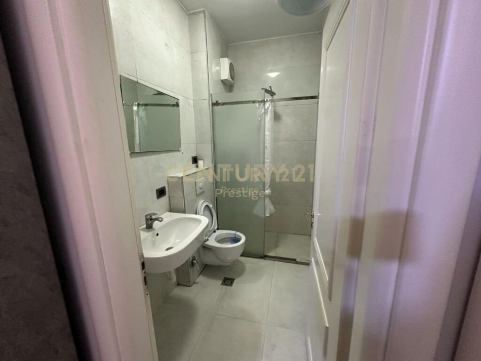 Tirane, jepet me qera apartament 2+1 Kati 3, 120 m² 1.000 € (Rruga e Elbasanit)