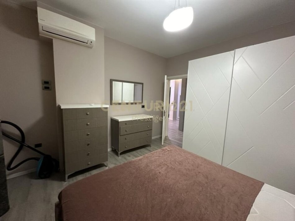 Tirane, jepet me qera apartament 2+1 Kati 3, 120 m² 1.000 € (Rruga e Elbasanit)