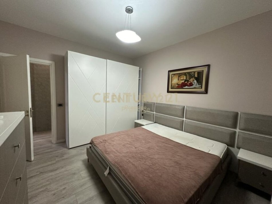 Tirane, jepet me qera apartament 2+1 Kati 3, 120 m² 1.000 € (Rruga e Elbasanit)