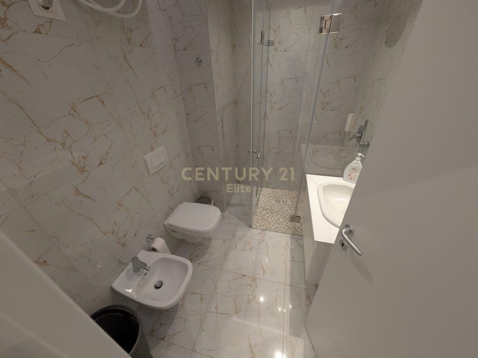 Tirane, shiten 3 apartamente 1+1 Kati 4, 190 m² 520.000 € (Rruga Barrikadave)