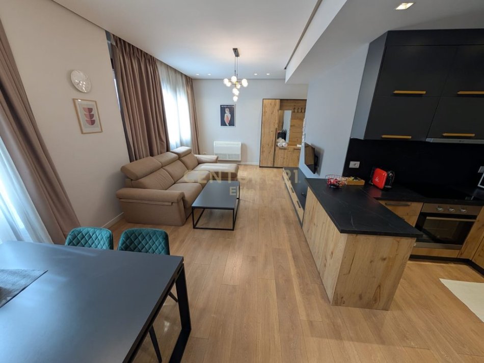 Tirane, shiten 3 apartamente 1+1 Kati 4, 190 m² 520.000 € (Rruga Barrikadave)