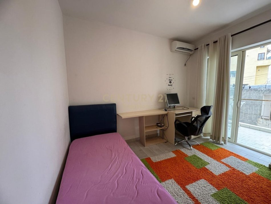 Tirane, jepet me qera apartament 2+1+Ballkon Kati 3, 110 m² 560 € (SHYQYRI BRARI)