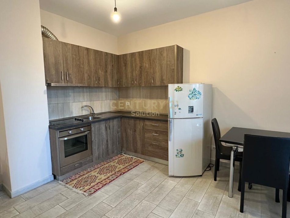 Tirane, jepet me qera apartament 2+1+Ballkon Kati 3, 110 m² 560 € (SHYQYRI BRARI)