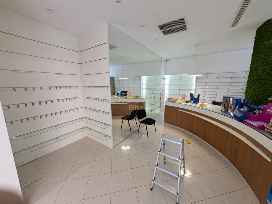 Tirane, shitet dyqan Kati 0, 110 m² 460.000 € (Komuna Parisit)