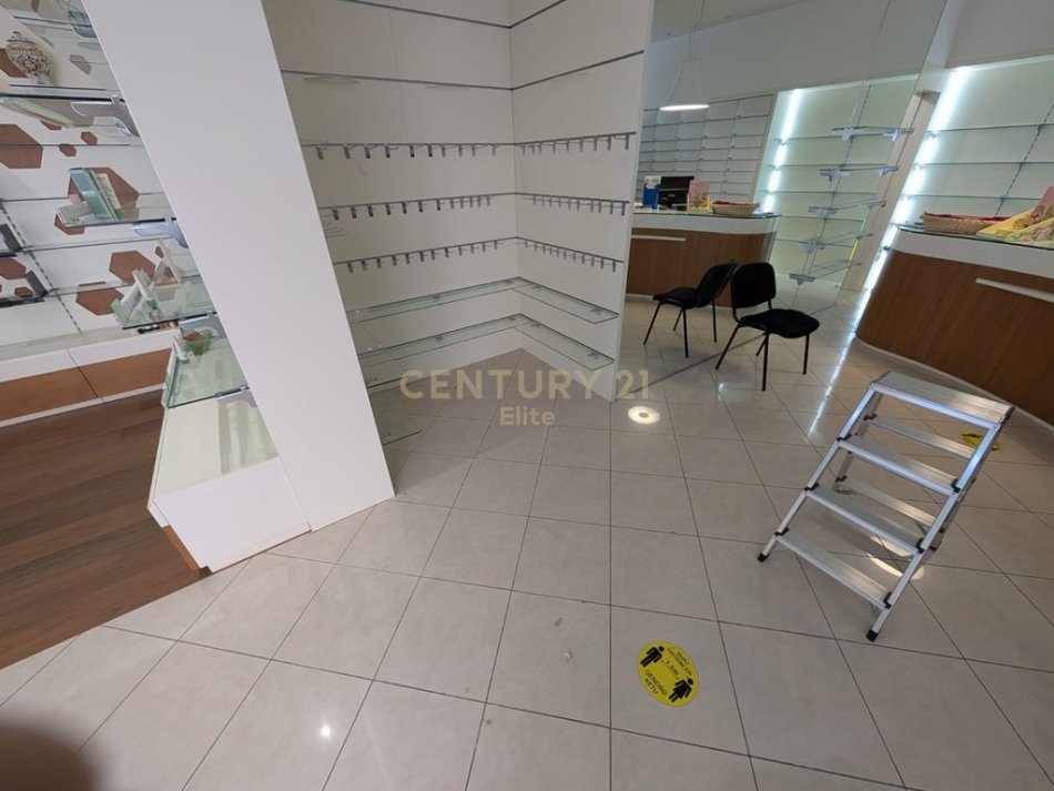 Tirane, shitet dyqan Kati 0, 110 m² 460.000 € (Komuna Parisit)
