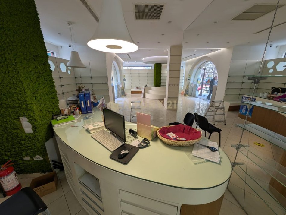 Tirane, shitet dyqan Kati 0, 110 m² 460.000 € (Komuna Parisit)