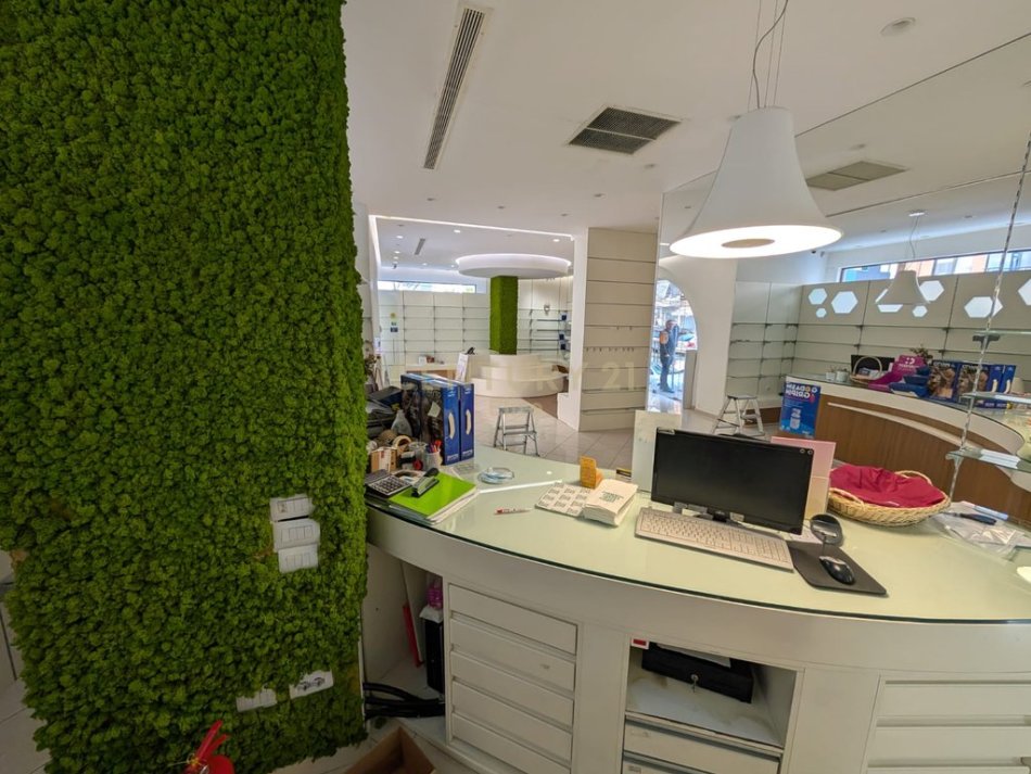 Tirane, shitet dyqan Kati 0, 110 m² 460.000 € (Komuna Parisit)
