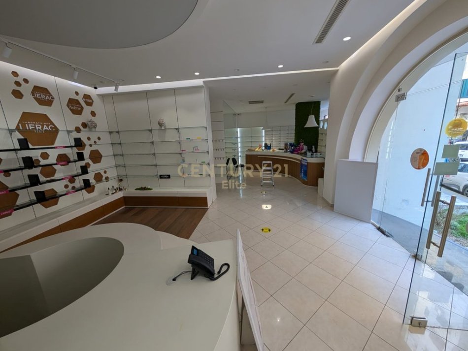 Tirane, shitet dyqan Kati 0, 110 m² 460.000 € (Komuna Parisit)