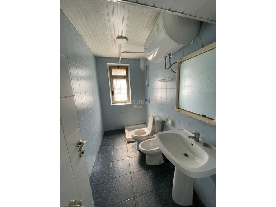 Tirane, jepet me qera ambjent biznesi Kati 1, 96 m² 1.200 € (Myslym Shyri)