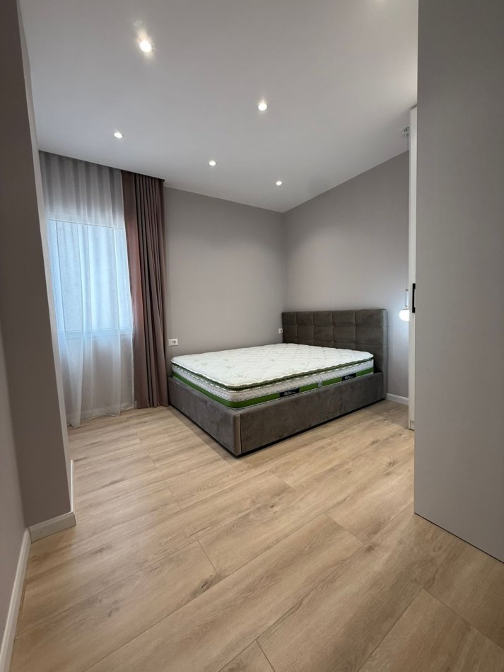 Tirane, jepet me qera apartament 1+1 Kati 8, 70 m² 450 € (yzberisht)