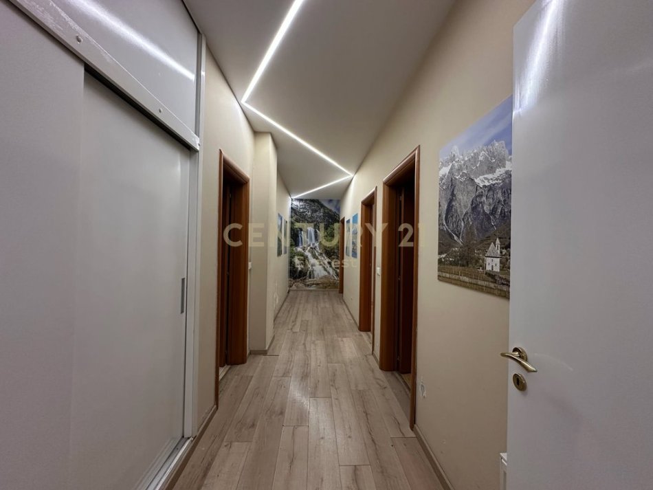 Tirane, jepet me qera zyre Kati 3, 1.000 € (rruga e barrikadave)