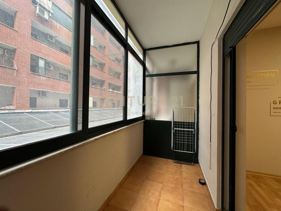 Tirane, jepet me qera zyre Kati 3, 1.000 € (rruga e barrikadave)
