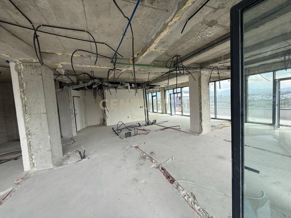 Tirane, jepet me qera zyre Kati 15, 233 m² 5.000 € (Lake View Residences)