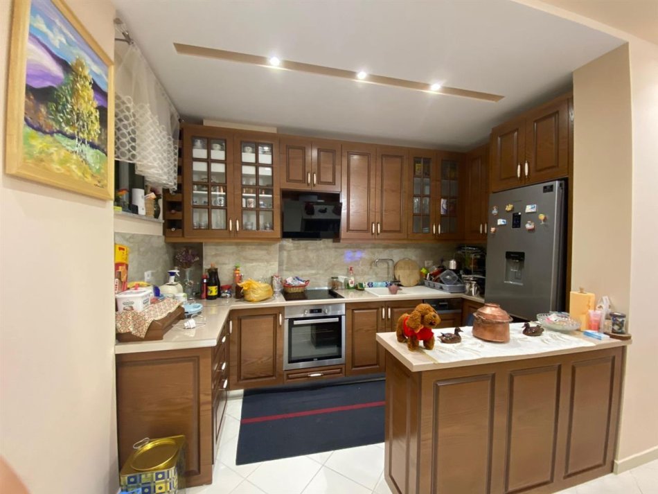 Tirane, jepet me qera apartament 2+1+Ballkon Kati 3, 117 m² 550 € (Fresk ,prane Restorant Fresku)