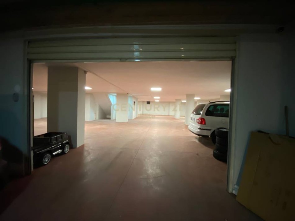 Tirane, shitet dyqan Kati 0, 389 m² 270.000 € 