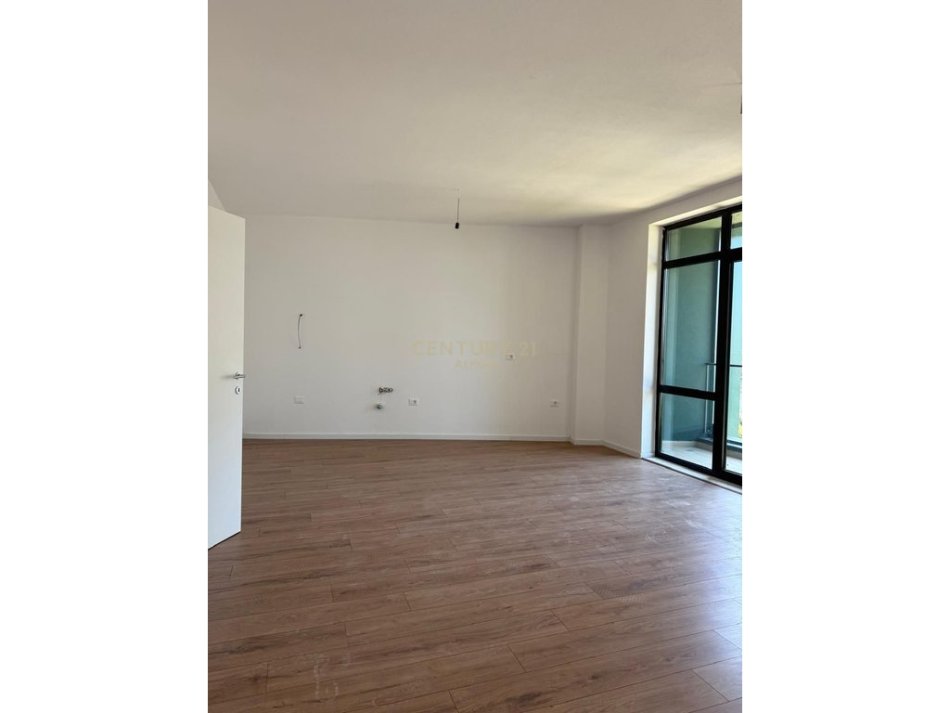Tirane, jepet me qera apartament 3+1+Ballkon Kati 1, 156 m² 800 € (Bulevardi i Ri)