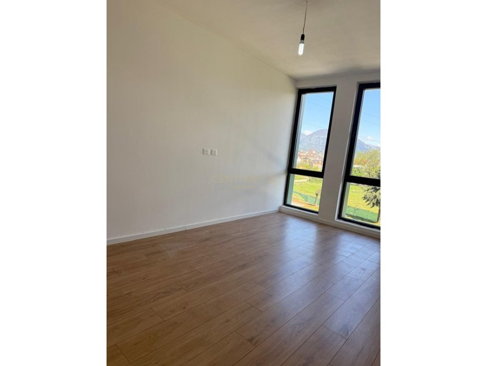 Tirane, jepet me qera apartament 3+1+Ballkon Kati 1, 156 m² 800 € (Bulevardi i Ri)