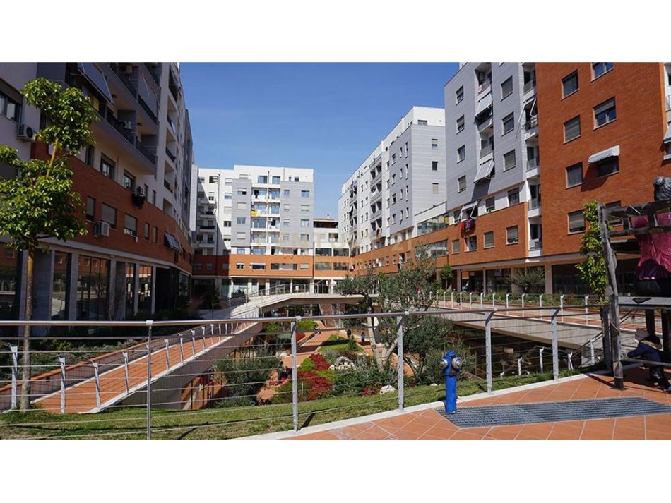 Tirane, shitet ambjent biznesi tek Kompleksi Tower Bridge, Kati 0, 45 m² 79.500 € (rruga e dibres)